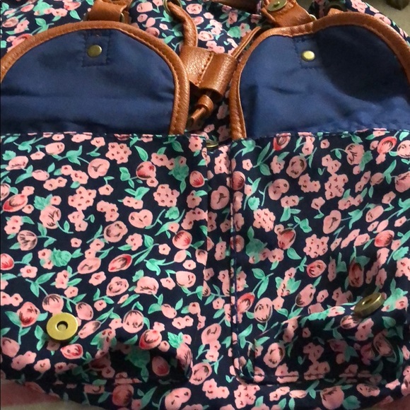 A FLOWER bag! W/ POCKETs! In good condition! - Picture 3 of 4